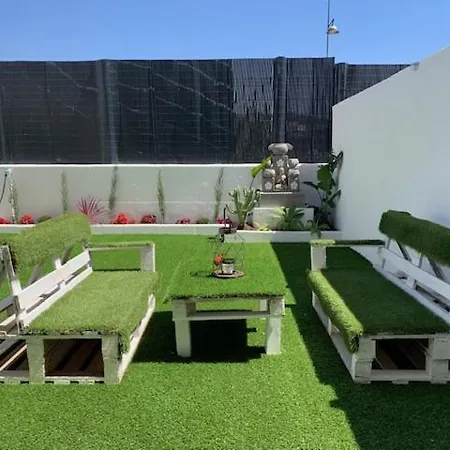 Bajo Con Jardin En Primera Linea De Playa Málaga